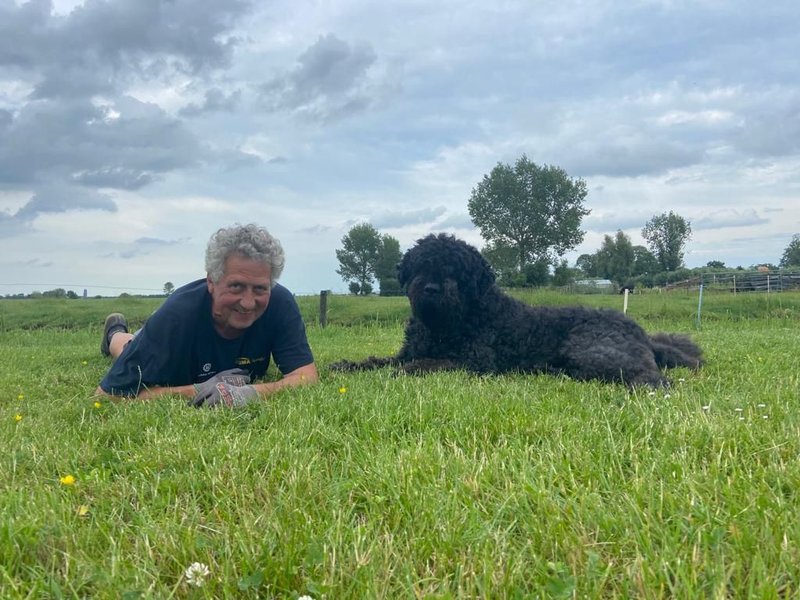 Jan met hond in het land