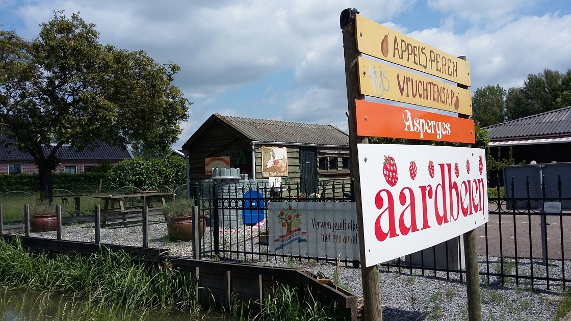 Oosterom_Kersen_Boerderijwinkel_De_Ooievaar_a
