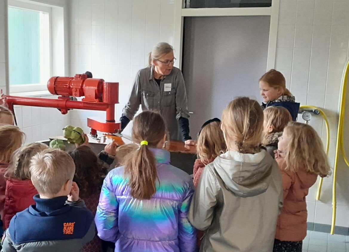 Kaasboerderij_de_Graaf_b_rondleiding_kind