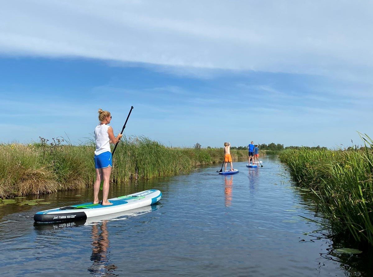 Huisjes_aan_het_Water_b_kind_op_sup_kano